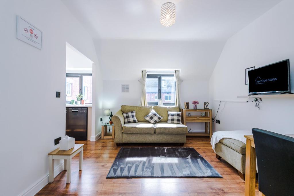 Μια τηλεόραση ή/και κέντρο ψυχαγωγίας στο Stunning Warrington Home with Parking, Fully Equipped, Contractors, Families, Groups, Working Professionals