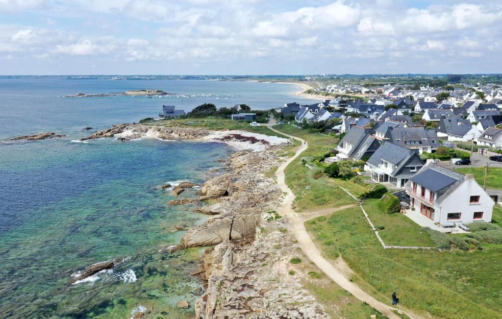 - une vue aérienne sur un village à côté de l'océan dans l'établissement 5 Bedroom Stunning Home In Ploemeur, à Ploemeur