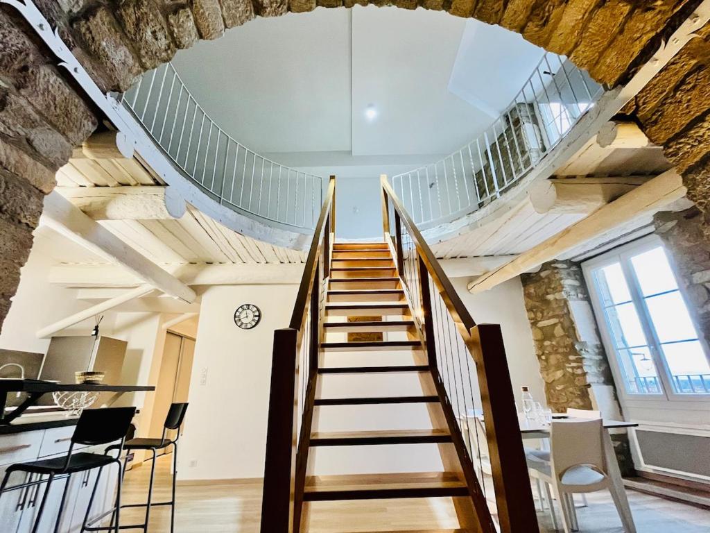 a staircase in an old building with a ceiling at Charme unique sous les remparts in Châteauneuf-de-Gadagne