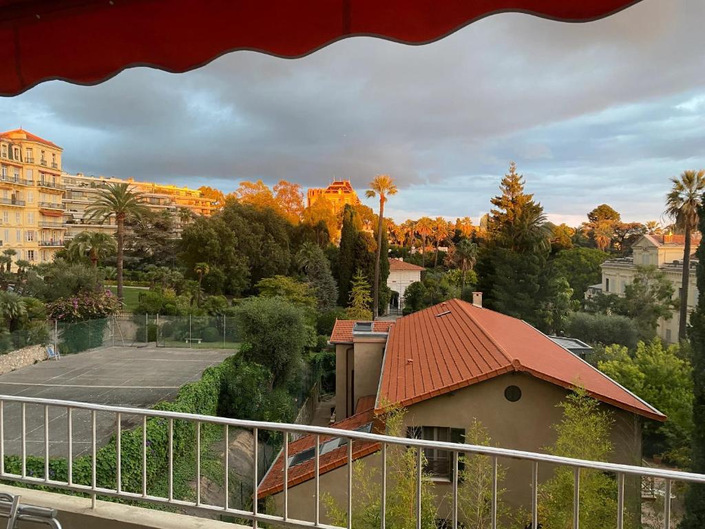 une vue d'une ville depuis un balcon dans l'établissement Appartement moderne avec vue mer à Cannes, à Cannes