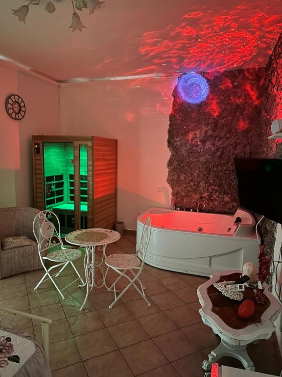 Pokój z wanną, stołem i krzesłami w obiekcie B&B la reggia w mieście Caserta