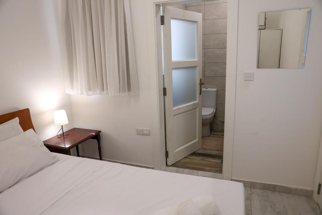 Giường trong phòng chung tại Cosy 3BR Apt with private Terrace & Wifi in Gozo by 360 Estates