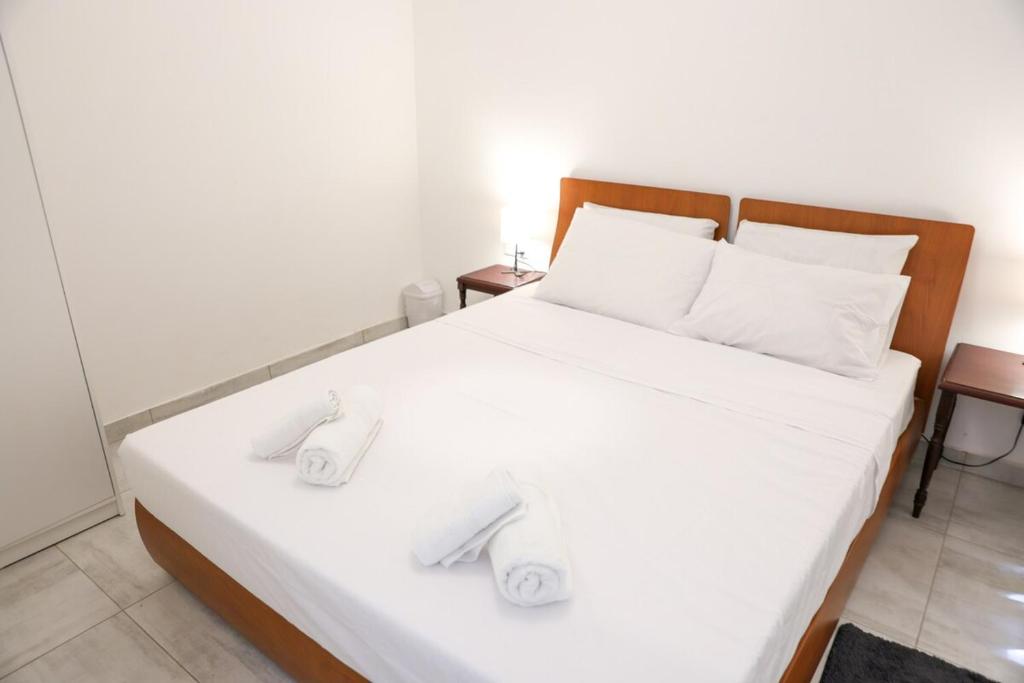 Giường trong phòng chung tại Cosy 3BR Apt with private Terrace & Wifi in Gozo by 360 Estates