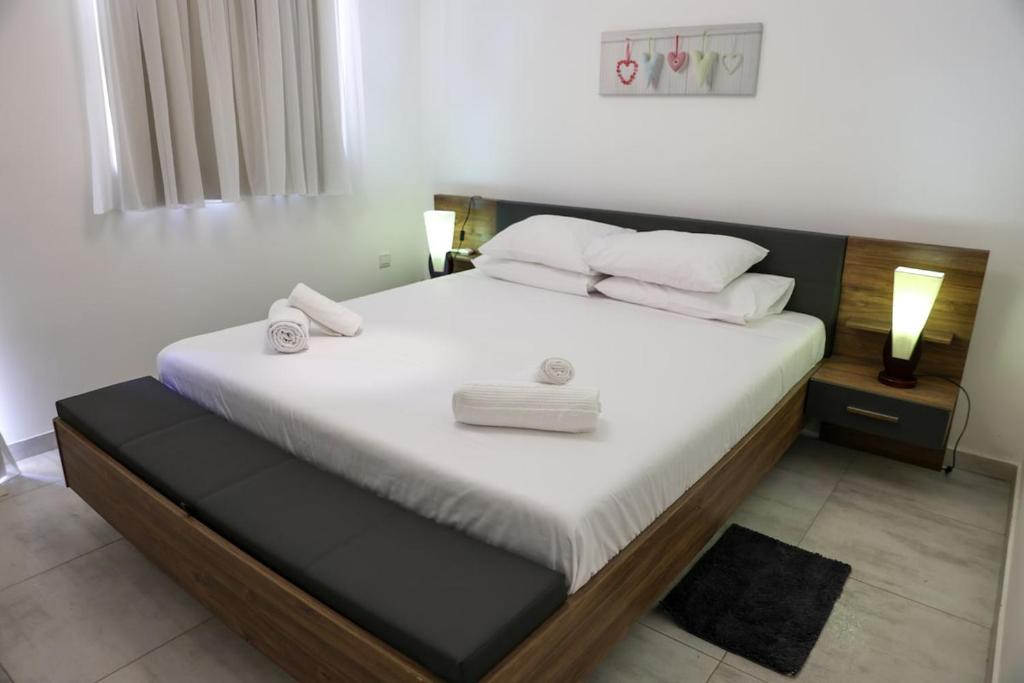 Giường trong phòng chung tại Cosy 3BR Apt with private Terrace & Wifi in Gozo by 360 Estates