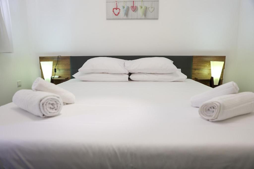 Giường trong phòng chung tại Cosy 3BR Apt with private Terrace & Wifi in Gozo by 360 Estates