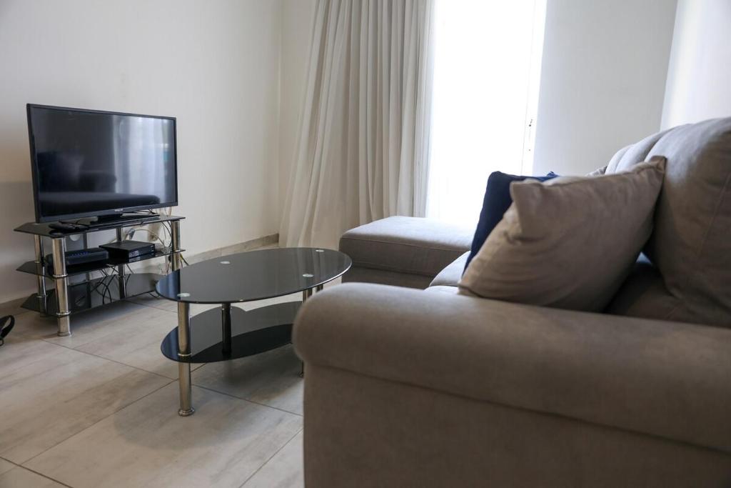 TV/trung tâm giải trí tại Cosy 3BR Apt with private Terrace & Wifi in Gozo by 360 Estates