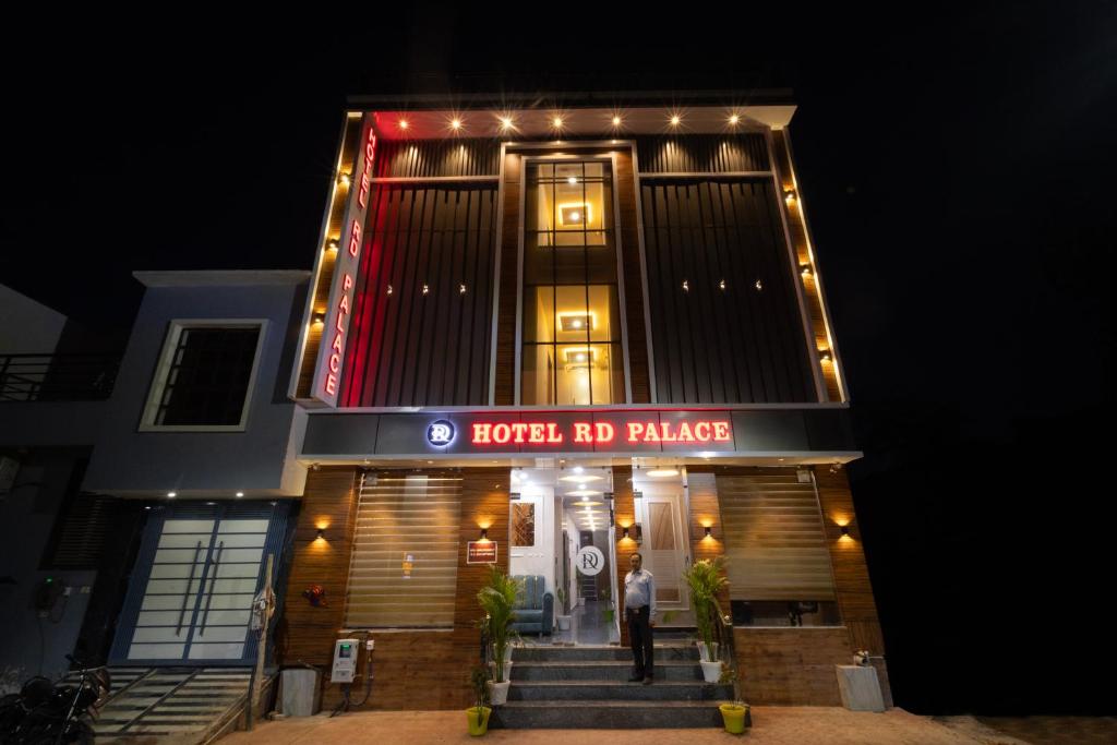a hotel building with a sign that reads hotel bad palace at Hotel RD Palace in Agra