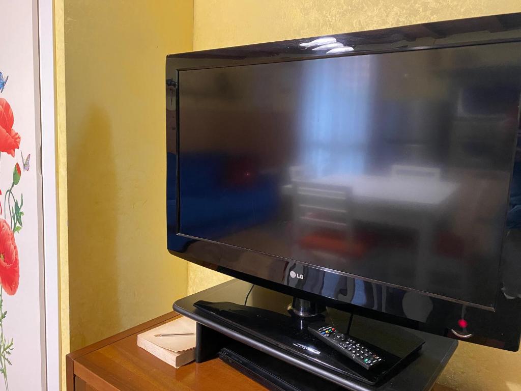 Televízia a/alebo spoločenská miestnosť v ubytovaní Casa di Sabry