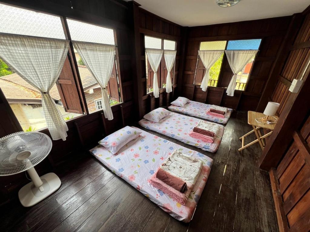 an aerial view of a bedroom with two beds at The Se Ba Homestay & Hostel at Mae Chaem เด๊อะเซ่บะ โฮมสเตย์ แม่แจ่ม in Mae Chaem