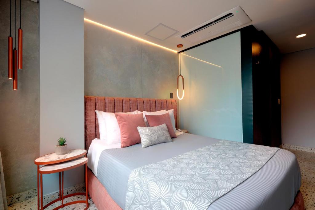 Una cama o camas en una habitación de The O by Seekers Medellín