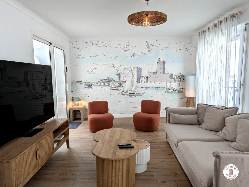un salon avec un canapé et une table dans l'établissement Villa Petros, à Les Sables-dʼOlonne