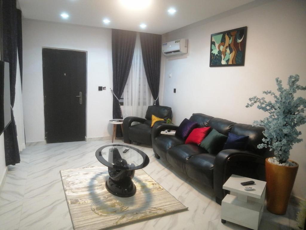 Posezení v ubytování Enchanting Two bedroom Home with Pool
