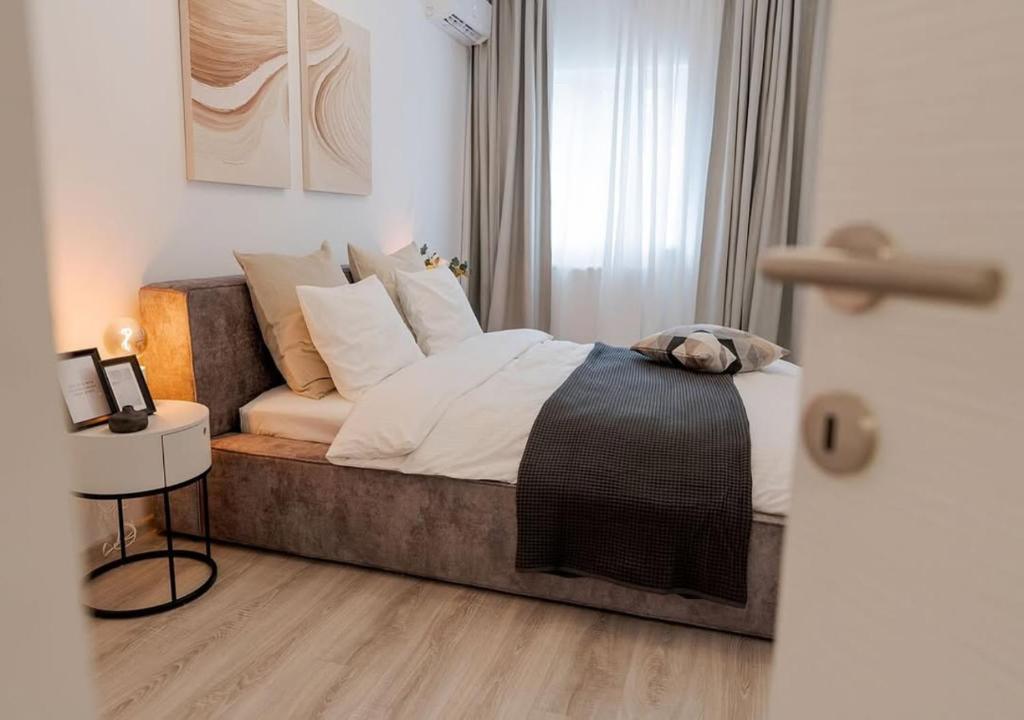 Postel nebo postele na pokoji v ubytování Hotel Atlantiis Suites Near IGI Airport