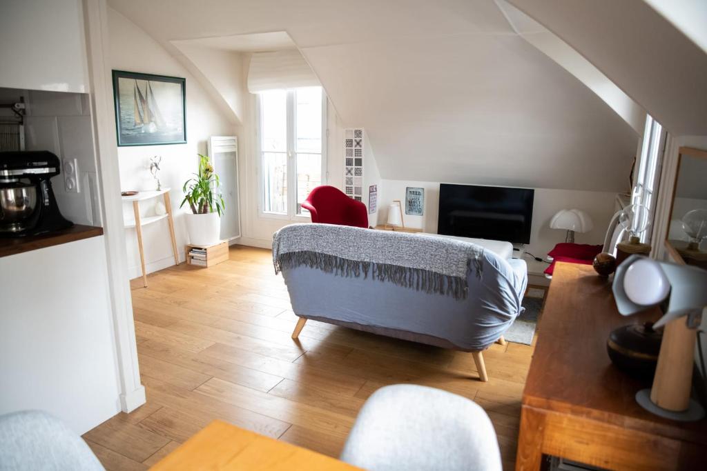 un salon avec un canapé et une télévision dans l'établissement Superbe Apt Cosy Proche Jardin Luxembourg, à Paris