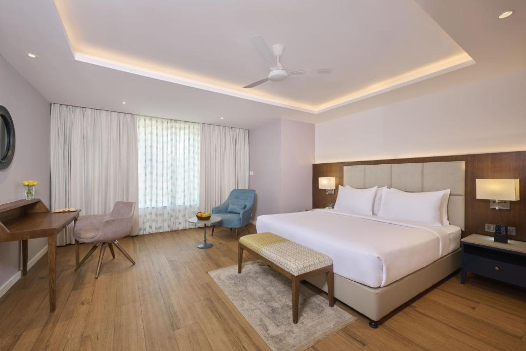 Postel nebo postele na pokoji v ubytování Golden Tulip Vagator Goa