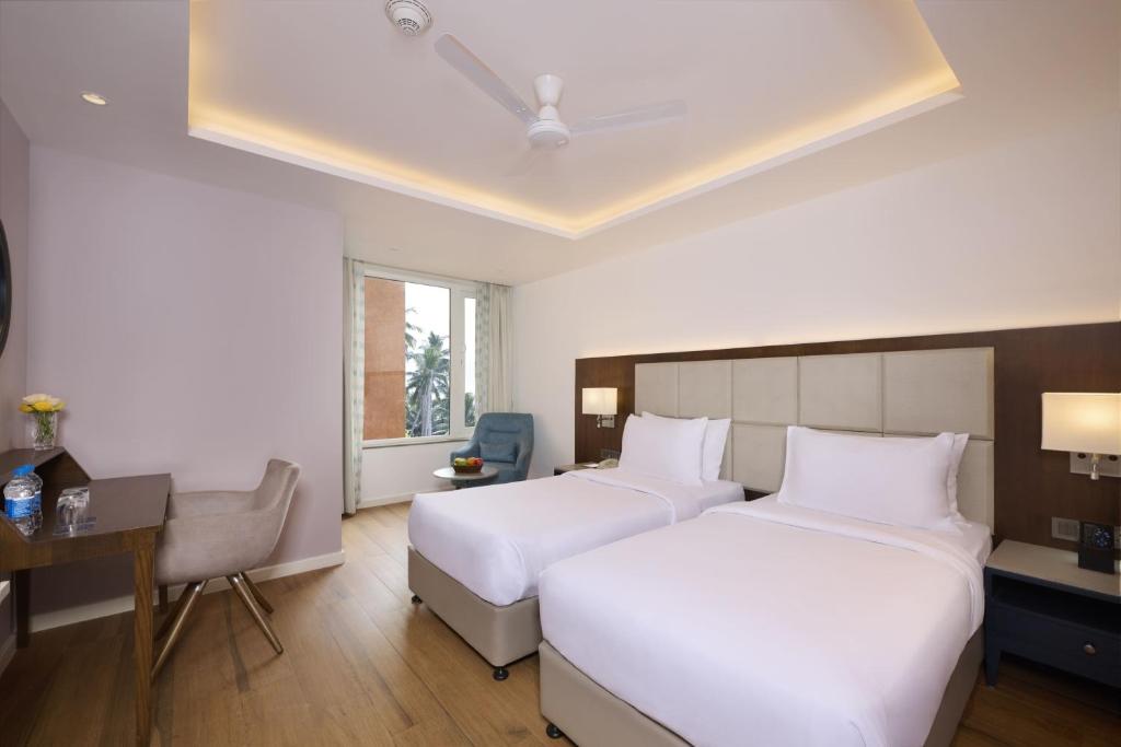 Postel nebo postele na pokoji v ubytování Golden Tulip Vagator Goa