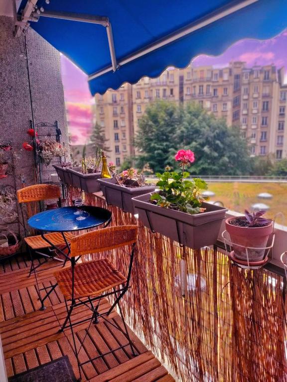 un balcon avec des chaises, des tables et des plantes en pot dans l'établissement Atypical apartment in Butte Montmartre, à Paris