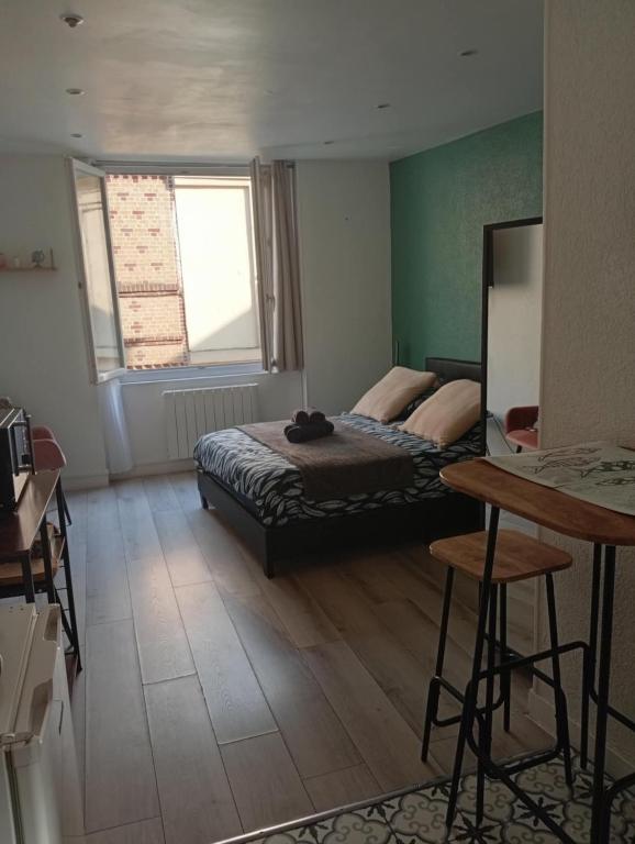 une chambre avec un lit, une fenêtre et une table dans l'établissement Le Petit B - Lit Neuf- Hyper centre, à Dieppe