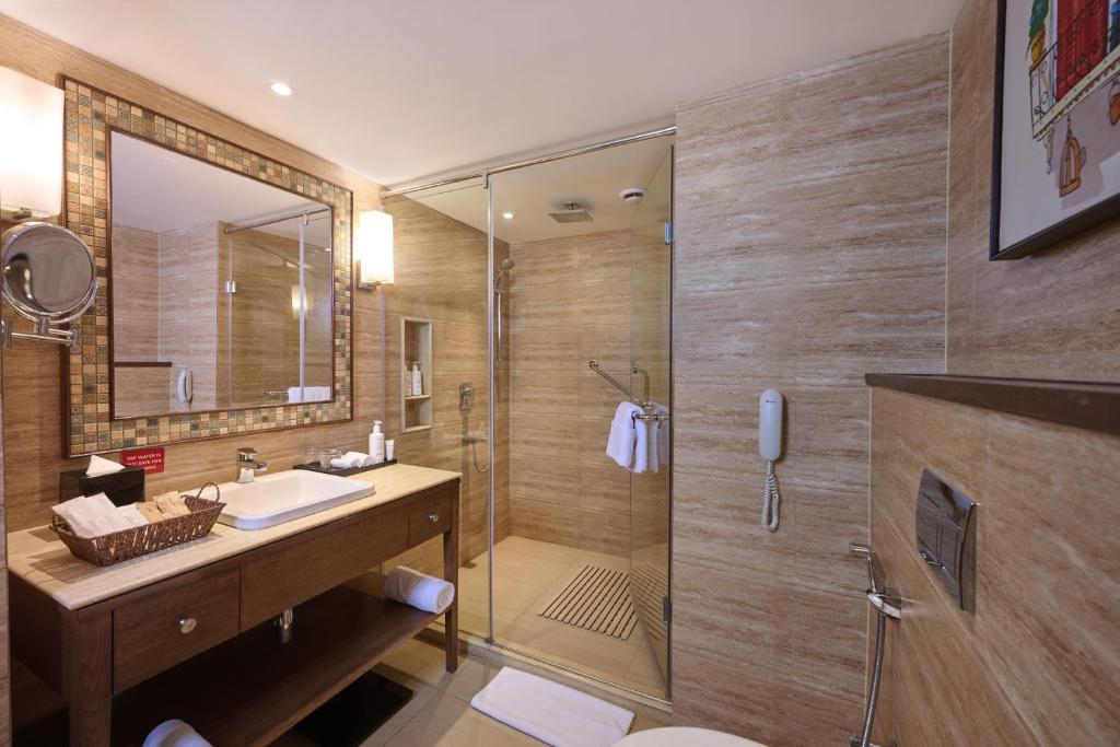Koupelna v ubytování Golden Tulip Vagator Goa