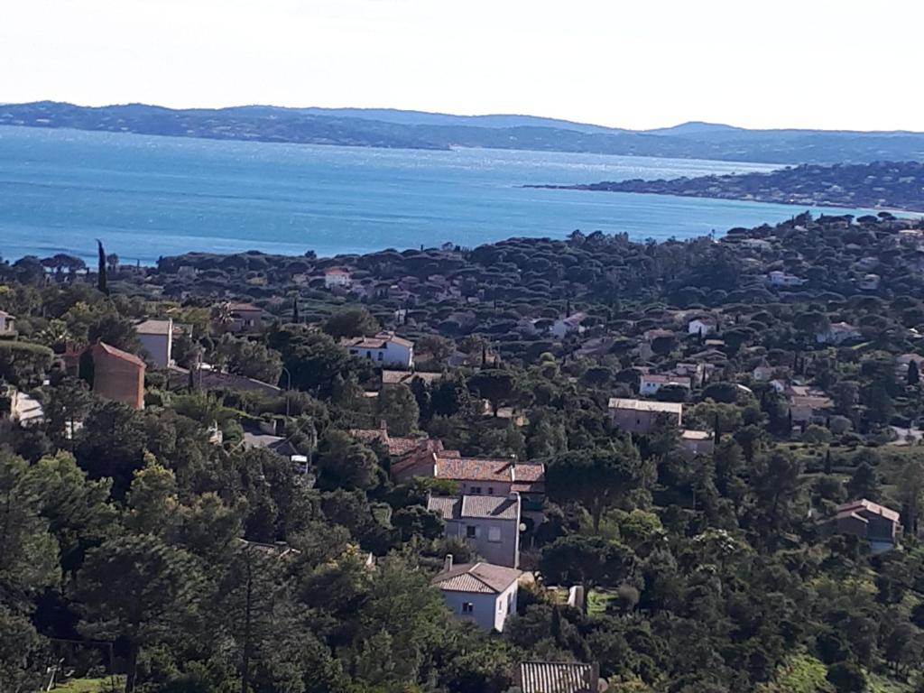 une vue aérienne sur une ville et l'eau dans l'établissement Appartement vacances LES ISSAMBRES La corniche, aux Issambres