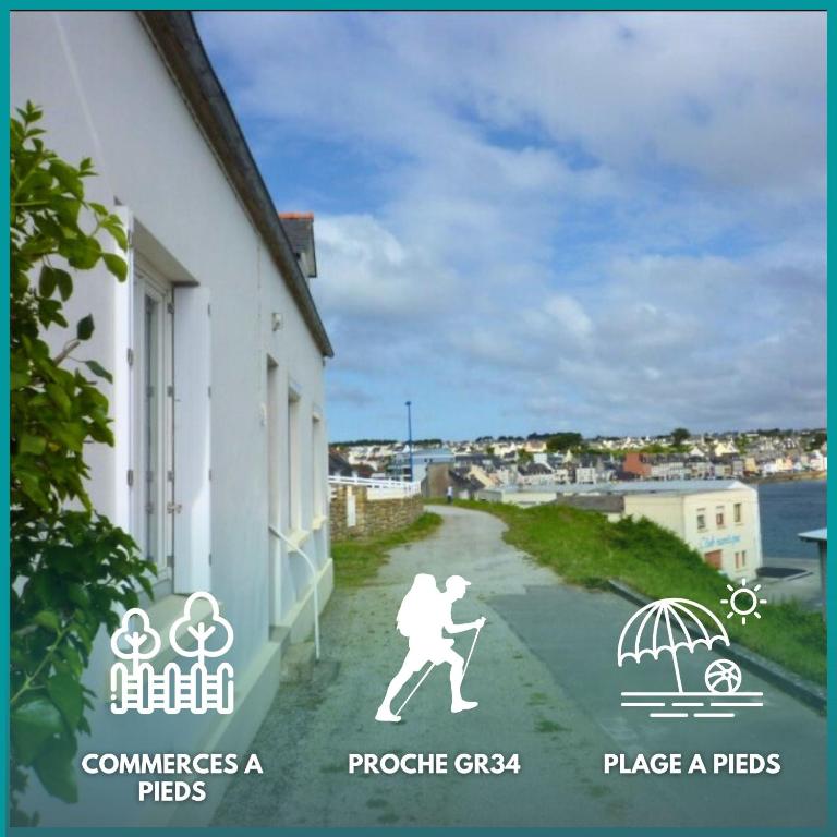 un signe d'une personne avec un parapluie dans une rue dans l'établissement Ker Terny - vue mer - port à pieds, à Camaret-sur-Mer