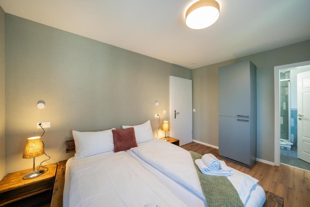 Ένα ή περισσότερα κρεβάτια σε δωμάτιο στο BetweenLakes Studio 1st floor east