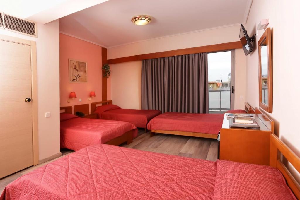 Posteľ alebo postele v izbe v ubytovaní Xenophon Hotel