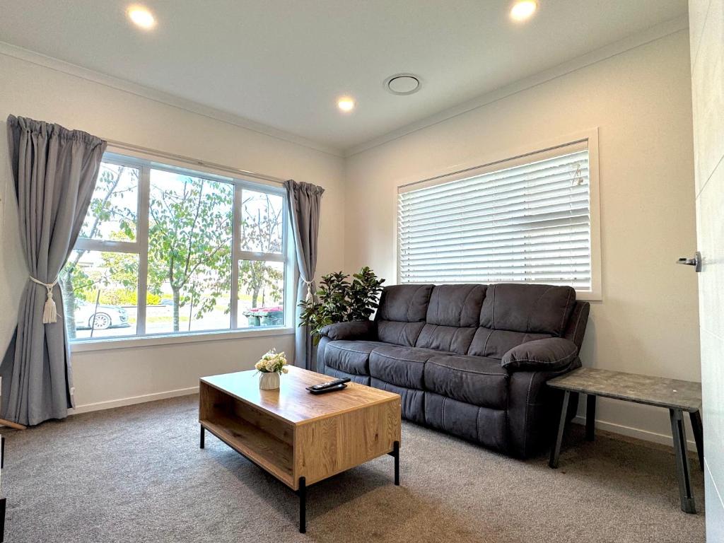 Newly Built 3 BDMs Besides Chartwell Shopping Mall - Resim 14