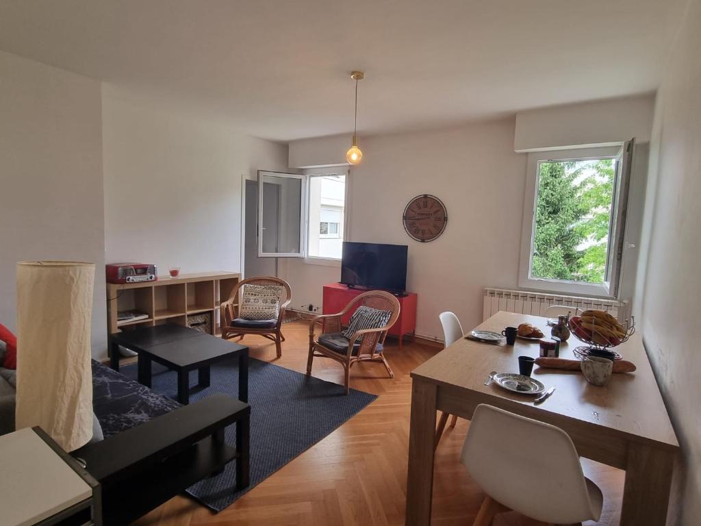 un salon avec une table et des chaises dans l'établissement Appartement à Talence, T4 proche de Bordeaux, à Talence