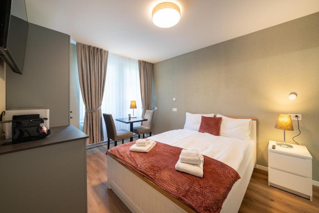 BetweenLakes Studio 1st flr west