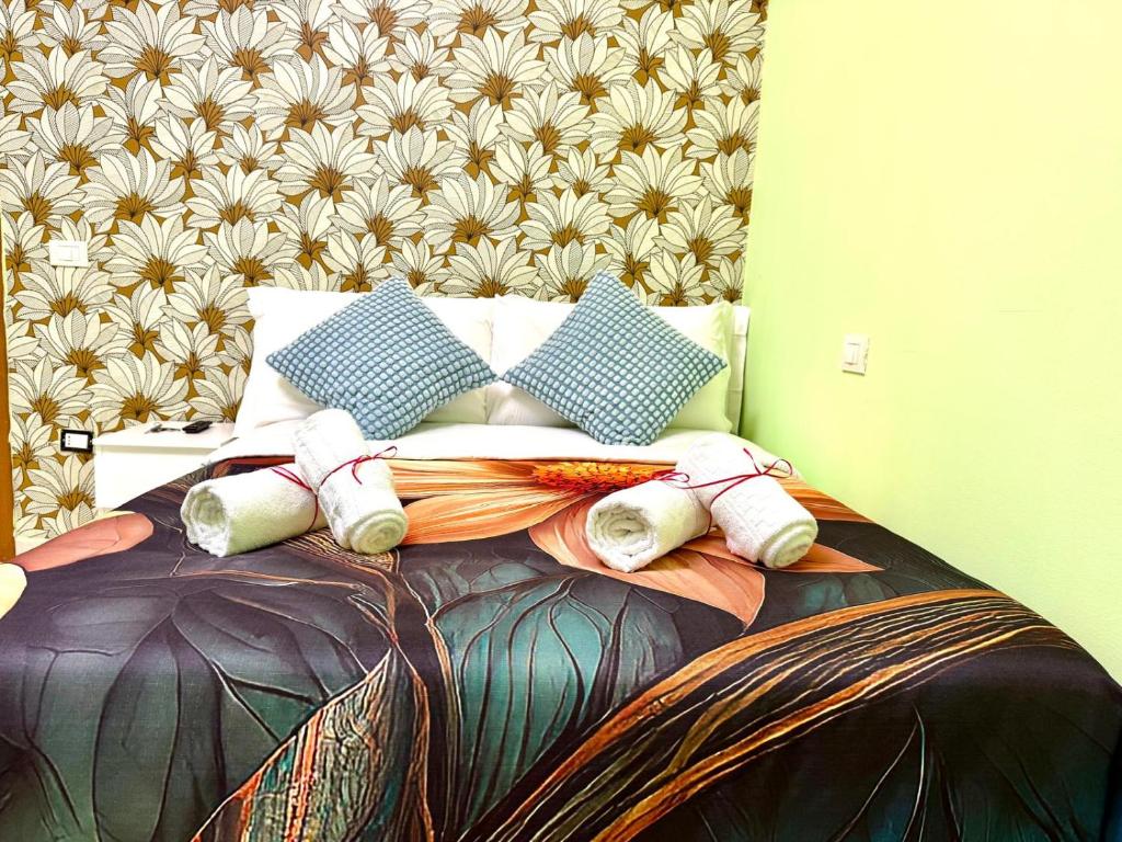 a bedroom with a large bed with a flowery wall at Colosseum Star Guest House in Rome