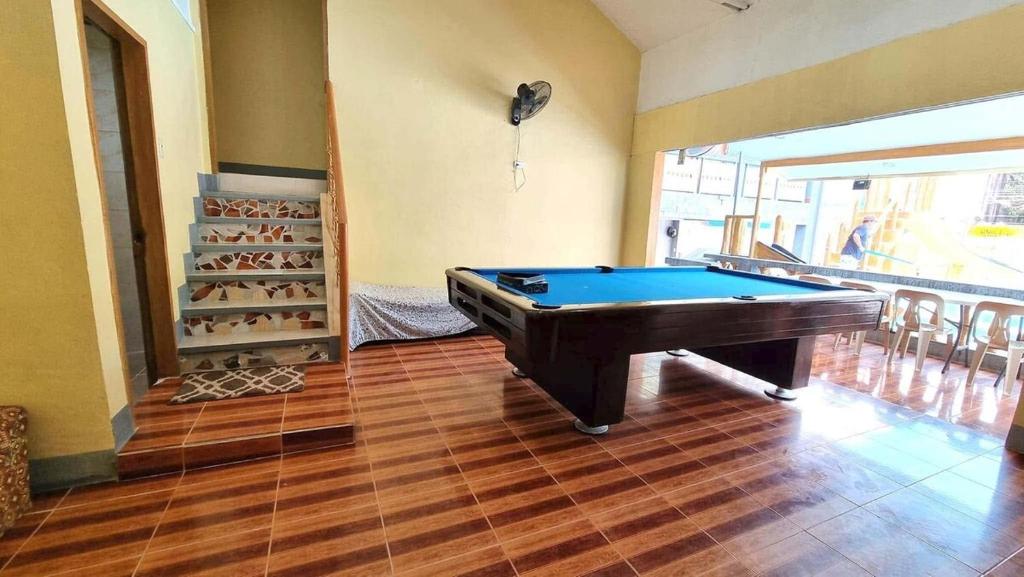 Meja biliard di Villa RN 3 Private Hotspring Resort - Calamba Laguna