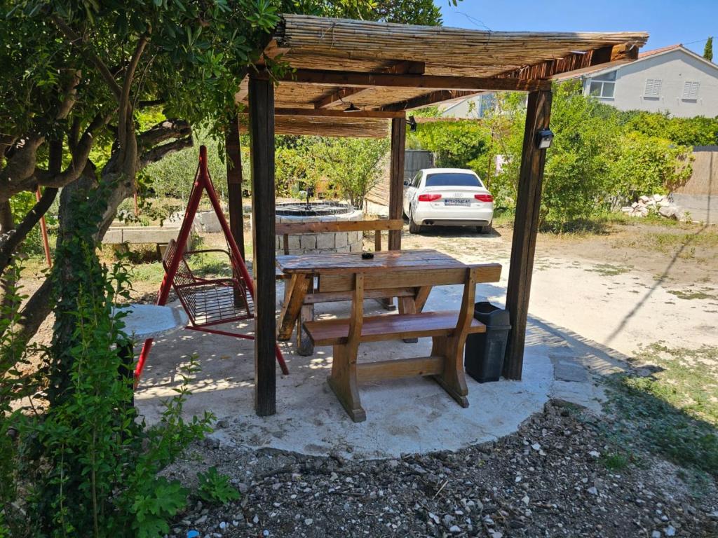 Apartment Antonio, on the seafront with garden