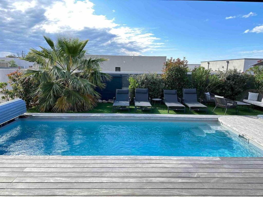 - une piscine avec une terrasse et des chaises à côté dans l'établissement Corsica Suttana Vacanze, à Lecci