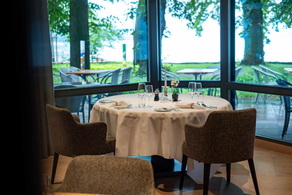 Restoran või mõni muu söögikoht majutusasutuses Hotel Seepark Thun
