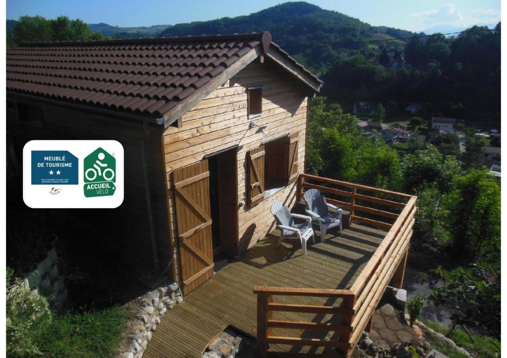 une petite cabane en bois avec une chaise sur une terrasse dans l'établissement Gite 33m2, Vue Sur Le Vercors, à Vinay