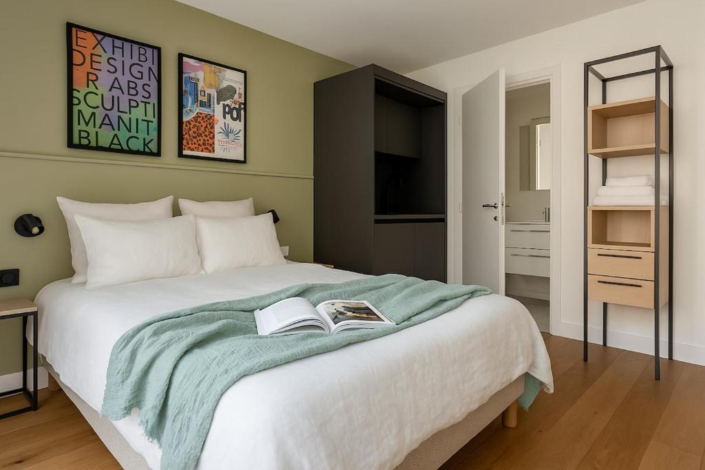 - une chambre avec un lit et un livre dans l'établissement Paris Studio with view of Montmartre, à Paris