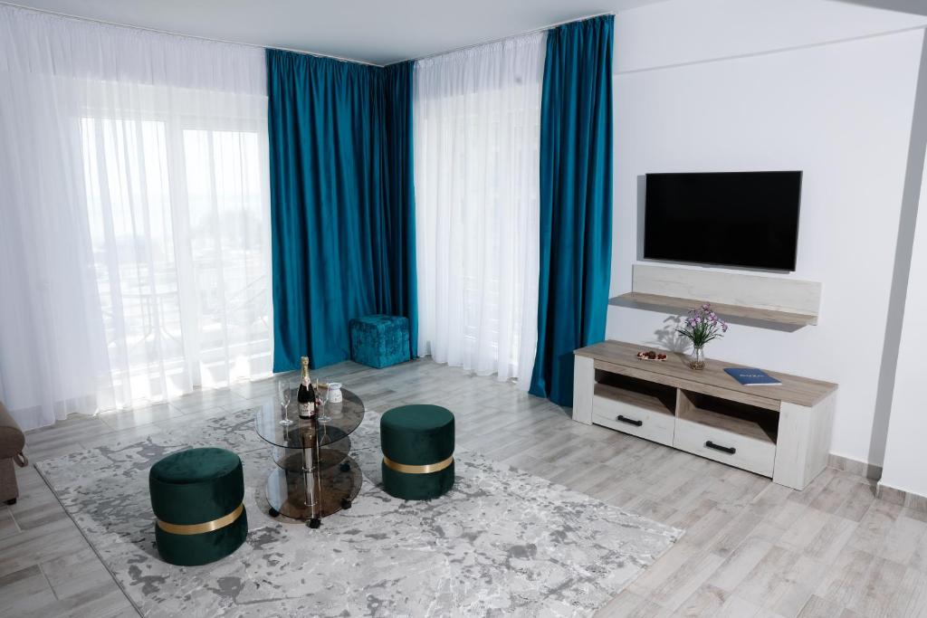 TV a/nebo společenská místnost v ubytování RUXO Hotel