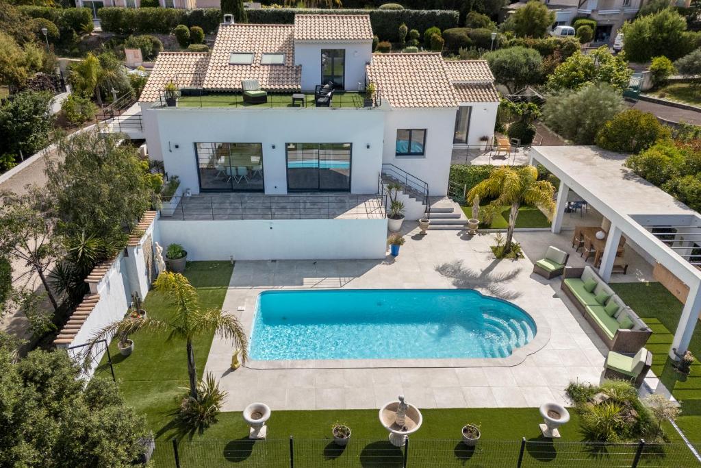 une vue aérienne d'une maison avec piscine dans l'établissement Villa à louer, 6 pièces - Saint-Raphaël 83700, à Saint-Raphaël