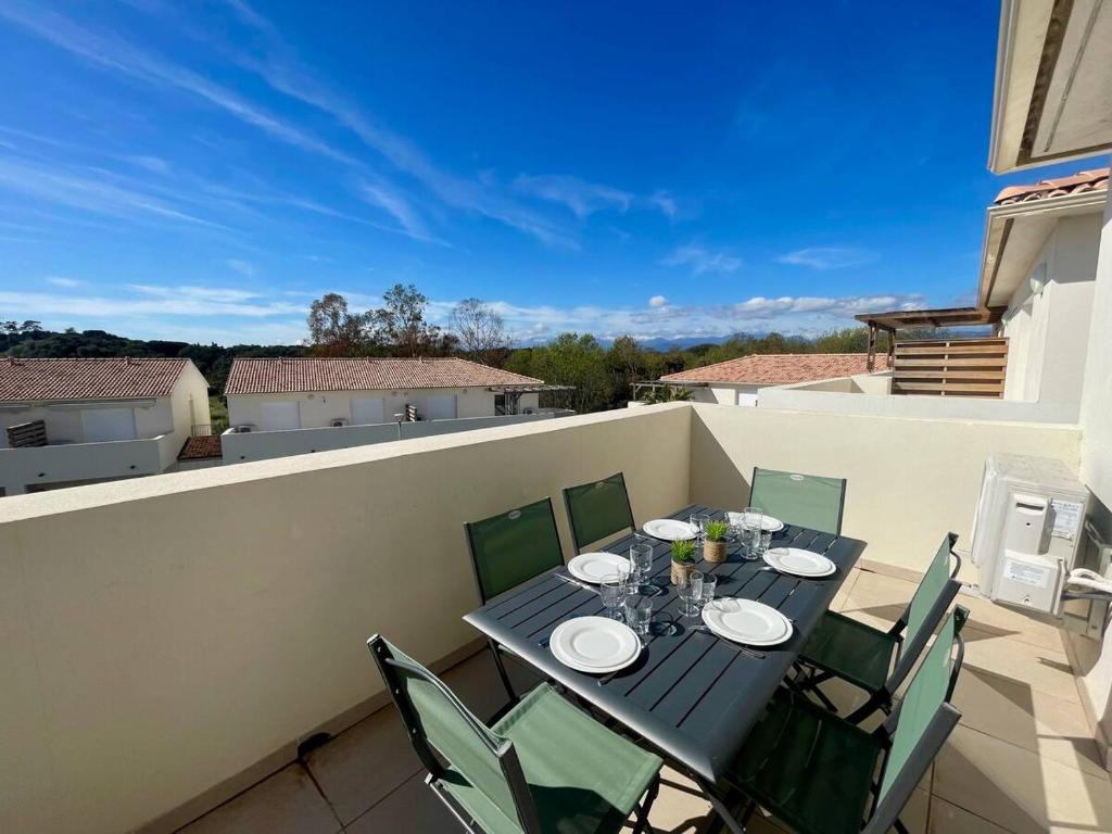 une table noire et des chaises sur un balcon dans l'établissement Apartment with direct beach access Casa Marina, à Linguizzetta