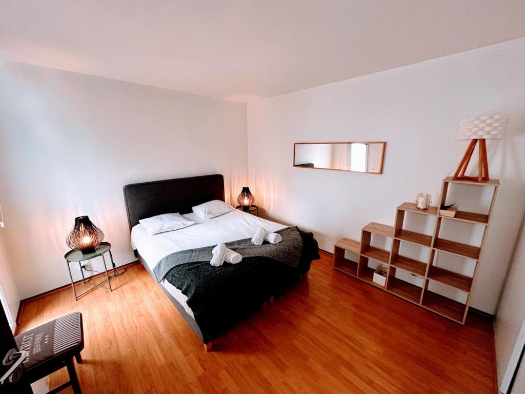 une chambre avec un lit et une étagère dans l'établissement Grand Palais Bordeaux Centre, à Bordeaux