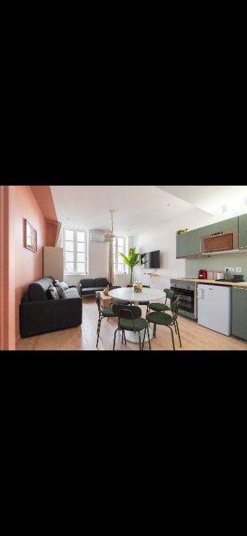 un salon avec un canapé, une table et des chaises dans l'établissement Vieux-port Gare St Charles Le Ramsès, à Marseille