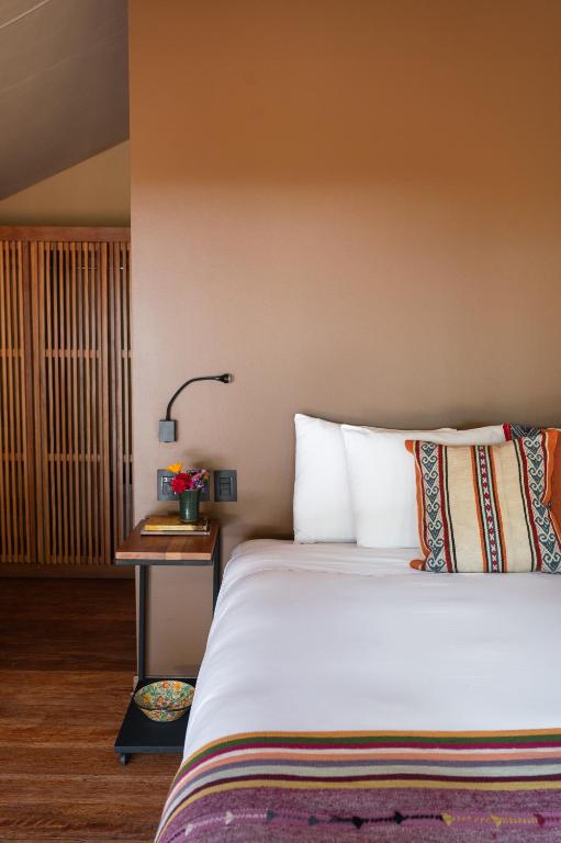 Postel nebo postele na pokoji v ubytování Las Qolqas EcoResort Ollantaytambo