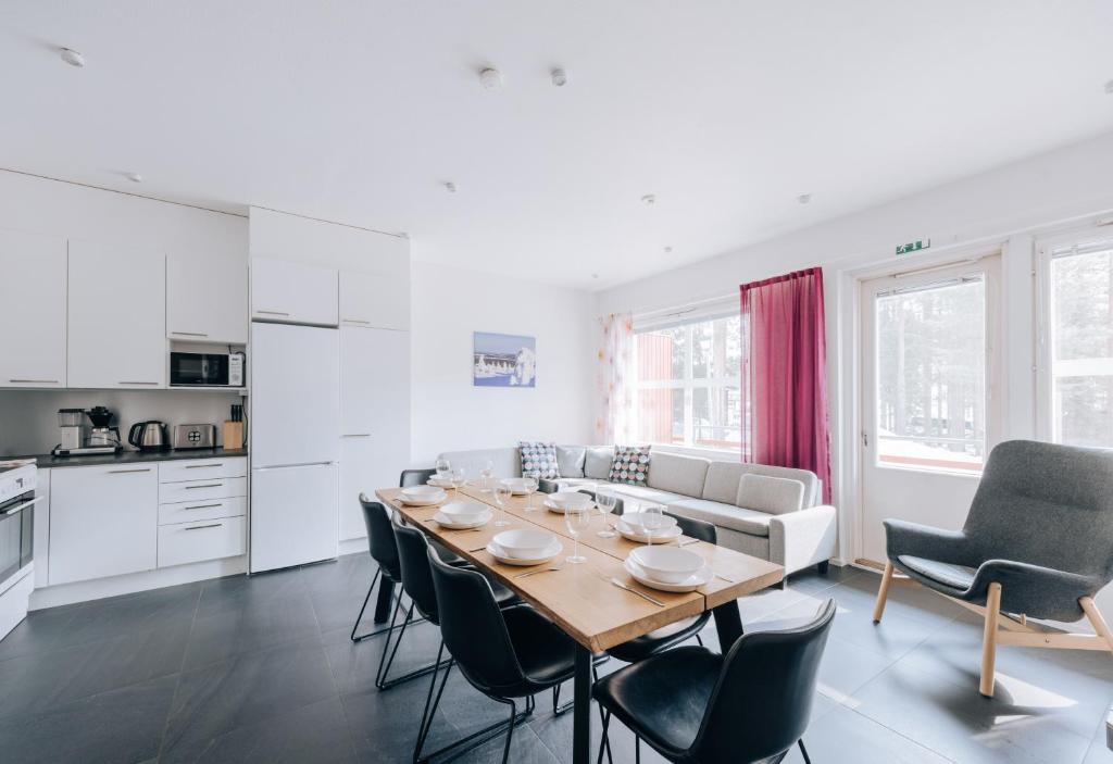 Una cocina y un comedor con mesa y sillas. en Levin Kotka 1 & 2 - Twin Units in Heart of Levi, en Levi