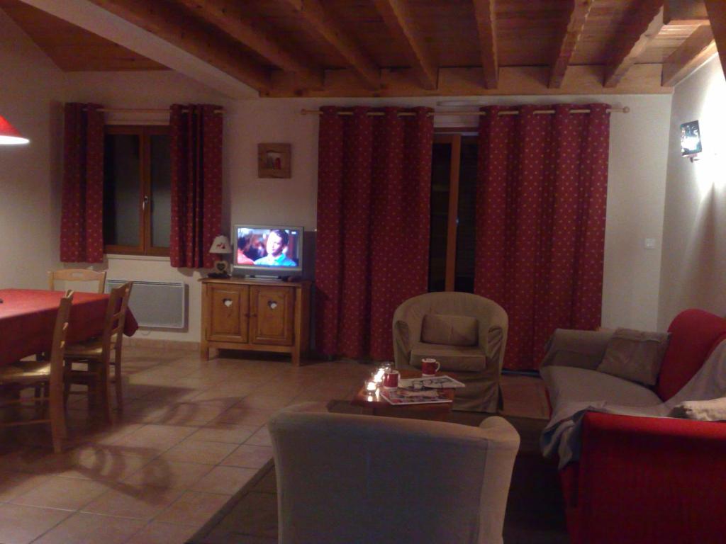 TV a/nebo společenská místnost v ubytování L'Etoile Du Berger