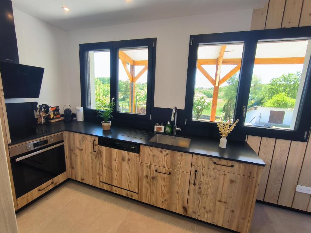 Køkken eller tekøkken på Gîte chez Julia cosy en bois avec son jardin