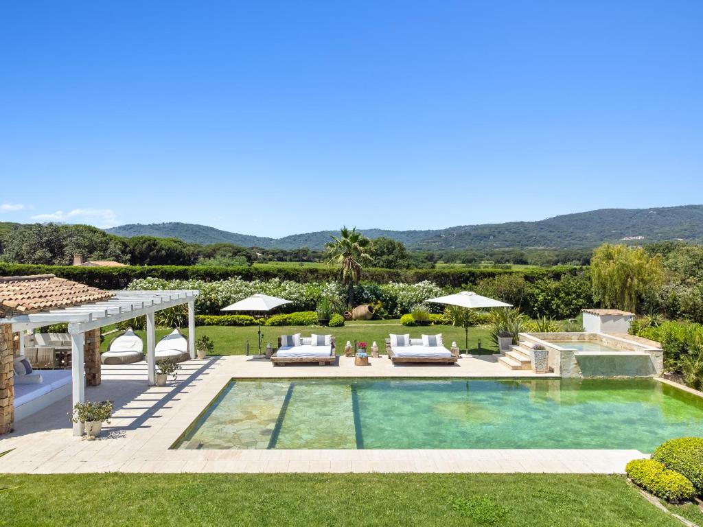 une image d'une villa avec piscine dans l'établissement Villa Tournels Luxury, à Ramatuelle