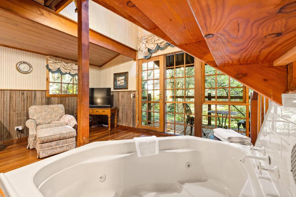 Arnica Views Summit Retreat - Barn Deluxe Cottage