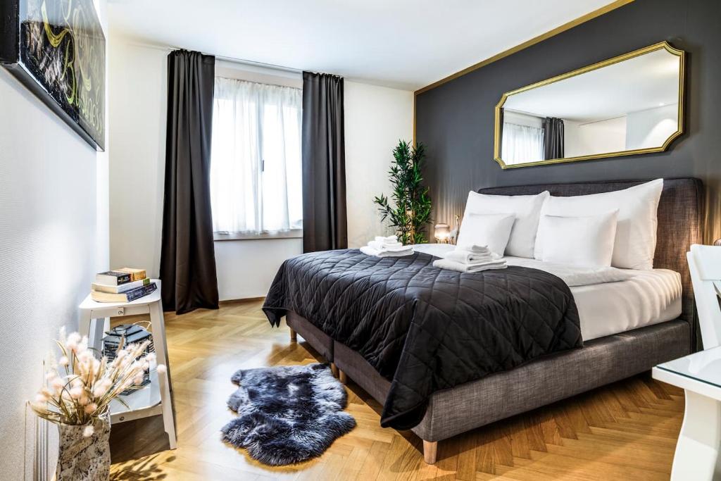 ein Schlafzimmer mit einem großen Bett und einem Spiegel in der Unterkunft Boutiqueluxury Balcony Ac Downtown in Zürich