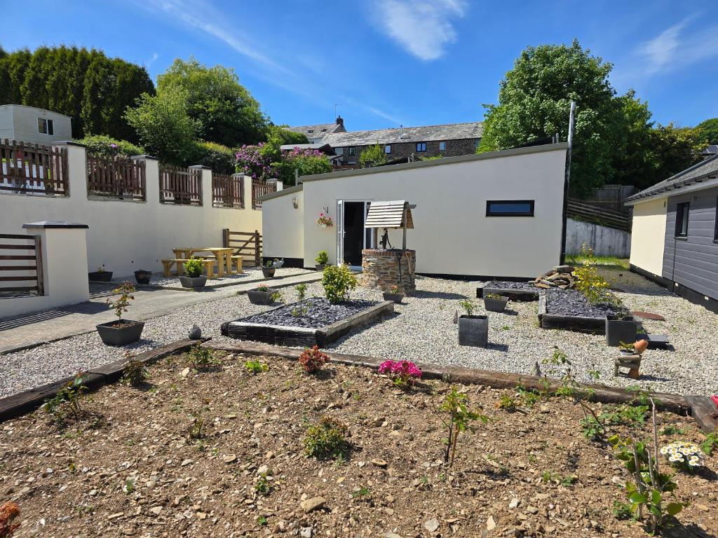 un jardín con algunas plantas en un patio en Acklington 2 bedroom property, en Menheniot